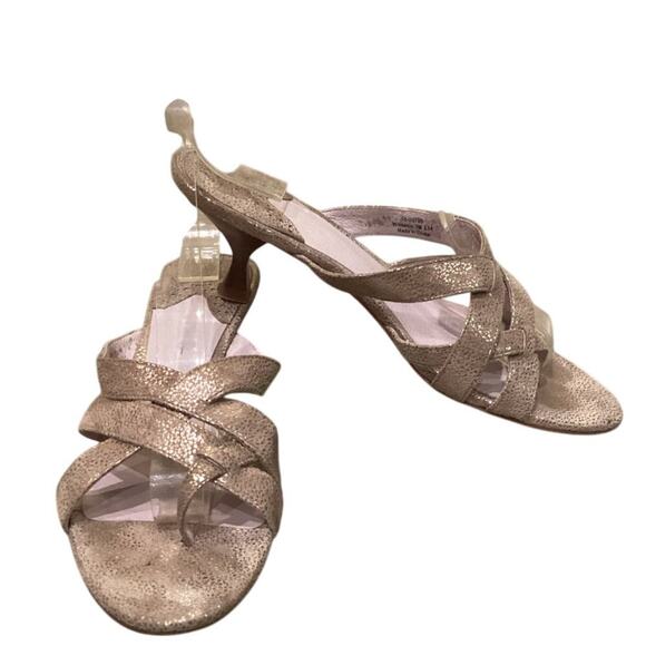 Johnston & Murphy Katy Thong Champagne Womens Suede Sandals US 7 7M Kitten Heel - Picture 1 of 10